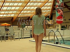 स्लिम रेड इंडियन बेब Nastya स्विमिंग पूल में सभी नंगे
