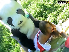 Wielki Czerwony Kapturek Madeline otrzymuje ją sprzęgła przybity Faceta w stroju pandy