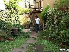 Seductor de pollo en Asia agrada a su jardinero con stout mamada al aire libre