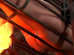 Esbelta morena chica consigue su desnudo culo quemado con fuego