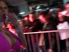 Gros seins de la rousse dans les patins de jouets de sa chatte