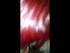Suceuse aux cheveux rouges