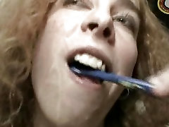 Dirty girl incluso limpia sus dientes con cum