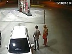 Suposto PM é flagrado fazendo comendo lais oral em outro homem em posto de gasolina em Manaus Suposto PM é flagrado fazendo comendo lais oral em outro homem em posto de gasolina em Manaus