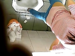 chinese girls go to the toilet.6