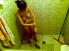 Voyeur nastri di un big boobed bruna ragazza la doccia