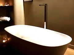 девушка с удивительным задницу склоняется над ванной и трахается