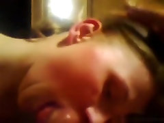 Красотка с лошадиным хвостом русская девушка дает ее BF POV Минет в гостиной