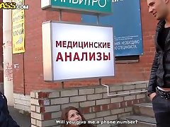 Fellow seduces amateur hottie to fuck for cash