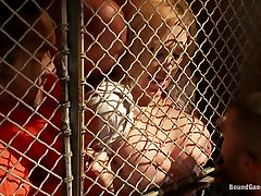 Sexy Rubia de Prisión con Grandes Tetas obtiene Gangbanged por Caliente Reclusos