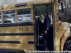 Asiatique écolière bimbo suce dans le bus