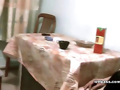 北京和莫夫潜在厨房的地板上