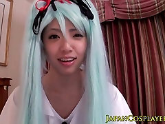 Azjatycka nastolatka pieprzy czarny kogut, jak Hatsune Miku