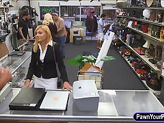 炎热的金发熟女性交，并得到支付的pawnkeeper