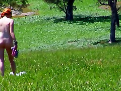 peliroja desnuda en el campo
