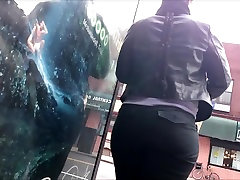 Nice fat shemale flex ass at the bus stop