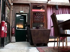 成熟的金发碧眼的老板关心员工