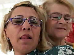 Kinky grannies get seachgurken fick in provocative lesbian porn video