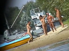 Maduro playa nudista de las mujeres no tiene miedo a mostrar todo lo que tienen