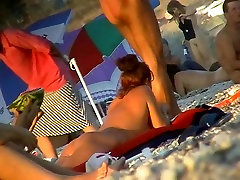 女士们在海滩上的裸体暴露的隐藏凸轮