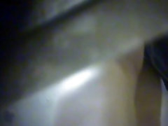 Kobieta pod prysznicem ukryta kamera pokazuje gorące ciało zbliżenie