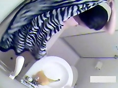 Sexy Asian brunette nimmt eine lange, heiße Badewanne gefangen auf Bad hidden cam