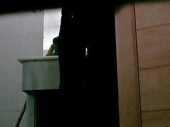 Filmy dziewczyn писающих w toalecie złapany na kamery szpiegowskie
