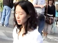 एशियाई महिला फोन पर बात कर रही पर फिल्माया गया था hidden cam