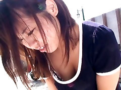 Sweet Asian girl złapany na kamery szpiegowskie w wideo downblouse
