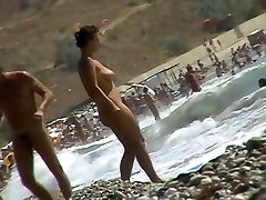 Mature woman with a great ass caught maxhardcore crying anal on the beach