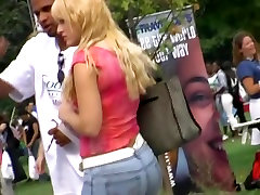 Asombroso miel mostrando su delicioso culo en jeans