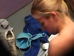 Palenie gorąca blondynka zdejmuje z siebie ubranie