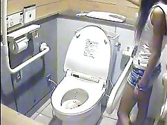 Hidden namorada cuzinho in womens bathroom spying on ladies peeing
