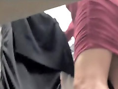 Kobieta z sexy nogi i tyłek nosi wąskie spodnie