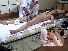 मालिश उंगलियों में अपने ग्राहक पर एक छिपे हुए कैमरे