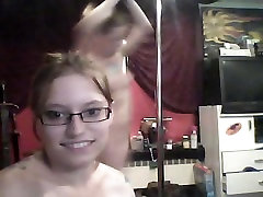Ragazza-ragazza-ragazza nel gruppo pone in webcam