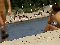 裸体的海滩偷窥与成熟的辣妹
