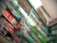 Видео под юбкой блондинки телка застрелил в супермаркете