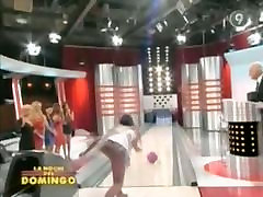 Sexy show TV in cui le ragazze di provare a ciotola indegno indossare abiti