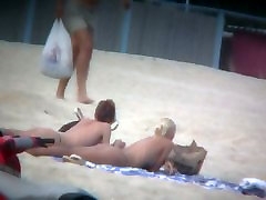 reeb fucking auto corea voyeur captures two friends sunbathing topless