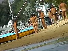 俄罗斯海滩上的裸体的夫妇享受日光浴的甜蜜
