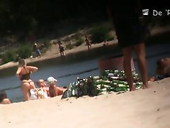 Пляж вуайерист скрытая камера ловит горячие кадры сексуальных обнаженных девушек
