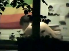 Ładna laska long video anal na aparat na okno podglądaczem