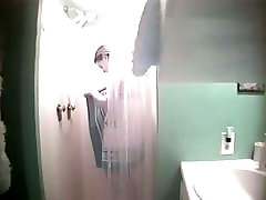 Seksowna, wysportowana dziewczyna trafia pod prysznicem ukryta kamera