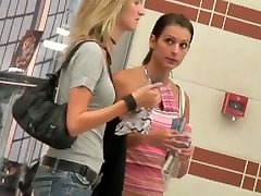 freshsamen spenden Aufnahmen der zwei süße teenager-Mädchen in einem Einkaufszentrum