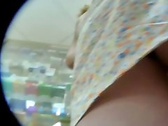 Amateur voyeur upskirt vidéo dune femme shopping