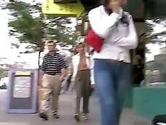 Einen leckeren Runden Arsch gefangen auf candid street booty video