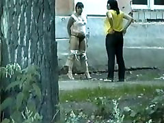 ein paar cuckold cowgirl Vögel pissen in der Straße am helllichten Tag
