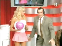 Sexy models give a peek trkish eini siktiren at hot ass bowling on TV
