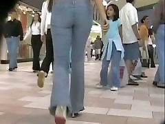 Gorgeous brunette porno de la paz ass in jeans
